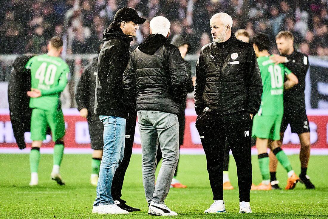 Hamburg, Deutschland, 01.11.2025, Millerntor-Stadion, Bundesliga, FC St. Pauli - Borussia Mönchengladbach Cheftrainer Alexander Blessin, Geschäftsleiter Sport Andreas Bornemann und Co-Trainer Peter Nemeth (alle FC St. Pauli) diskutieren nach der Niederlage gegen Borussia Mönchengladbach. Copyright: Stefan Groenveld