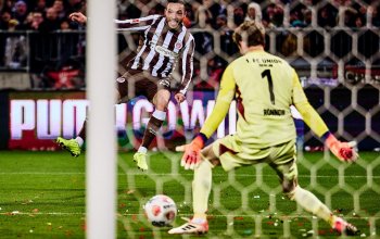 Hamburg, Deutschland, 23.11.2025, Millerntor-Stadion, Bundesliga, FC St. Pauli - 1. FC Union Berlin Mathias Pereira Lage schießt mit dem linken Fuß auf das Tor des 1. FC Union Berlin, Torhüter Frederik Rönnow rutscht der Ball am linken Fuß vorbei. Copyright: Stefan Groenveld