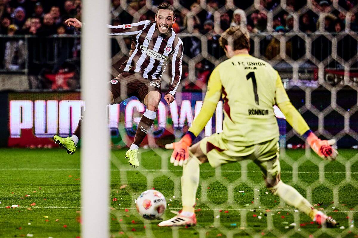 Hamburg, Deutschland, 23.11.2025, Millerntor-Stadion, Bundesliga, FC St. Pauli - 1. FC Union Berlin Mathias Pereira Lage schießt mit dem linken Fuß auf das Tor des 1. FC Union Berlin, Torhüter Frederik Rönnow rutscht der Ball am linken Fuß vorbei. Copyright: Stefan Groenveld