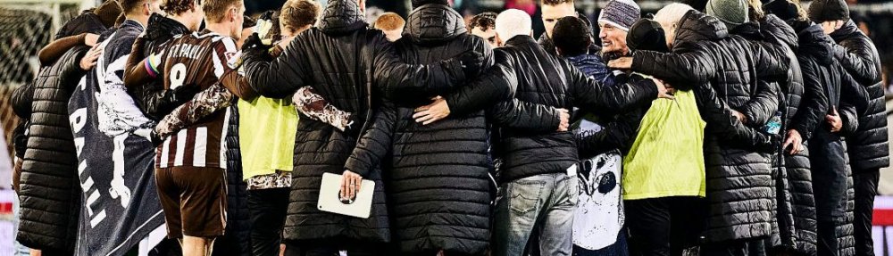 Hamburg, Deutschland, 23.11.2025, Millerntor-Stadion, Bundesliga, FC St. Pauli - 1. FC Union Berlin Das Team des FC St. Pauli steht nach der Niederlage gegen den 1. FC Union Berlin im Kreis zusammen. Copyright: Stefan Groenveld