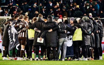 Hamburg, Deutschland, 23.11.2025, Millerntor-Stadion, Bundesliga, FC St. Pauli - 1. FC Union Berlin Das Team des FC St. Pauli steht nach der Niederlage gegen den 1. FC Union Berlin im Kreis zusammen. Copyright: Stefan Groenveld