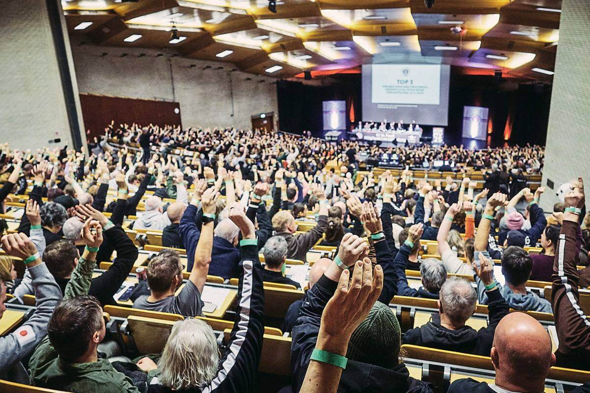 Abstimmung per Akklamation bei der Mitgliederversammlung des FC St. Pauli 2025 im Audimax. // (c) Stefan Groenveld