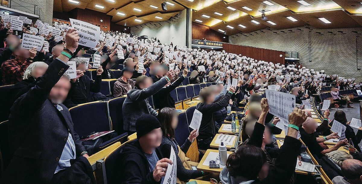 FC St. Pauli Mitgliederversammlung 2025
Zettel mit "Alle zusammen für eine bunte, starke und laute Fankultur" werden hochgehalten. // (c) Stefan Groenveld