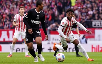 FREIBURG IM BREISGAU, GERMANY - NOVEMBER 09: Joel Chima Fujita of St Pauli is challenged by Junior Adamu of SC Freiburg during the Bundesliga match between SC Freiburg and FC St. Pauli at Europa-Park Stadion on November 09, 2025 in Freiburg im Breisgau, Germany. (Photo by Daniela Porcelli / Getty Images)