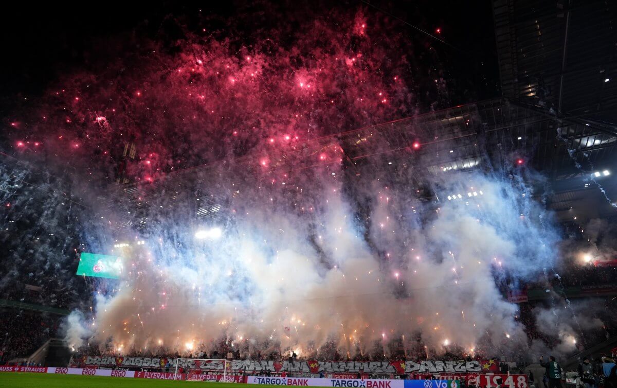 Kölner Fans mit Pyrotechnik vor dem Pokalspiel gegen Hertha BSC am 4. Dezember 2024 im Müngersdorfer Stadion. // (c) Pau Barrena / Getty Images via OneFootball