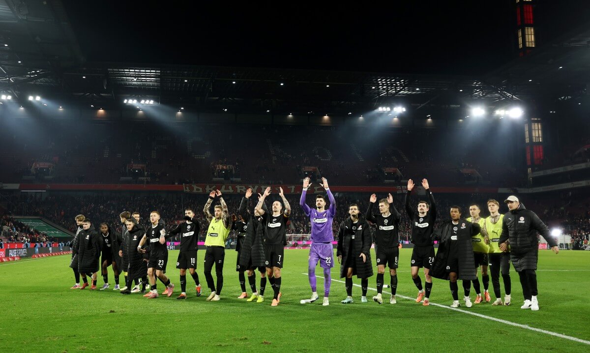 Jubel des FC St. Pauli nach dem späten Ausgleich beim 1. FC Köln vor der Kurve. // (c) Lars Baron/Getty Images via OneFootball