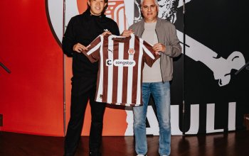 Tomoya Ando und Andreas Bornemann posieren mit einem Trikot des FC St. Pauli.