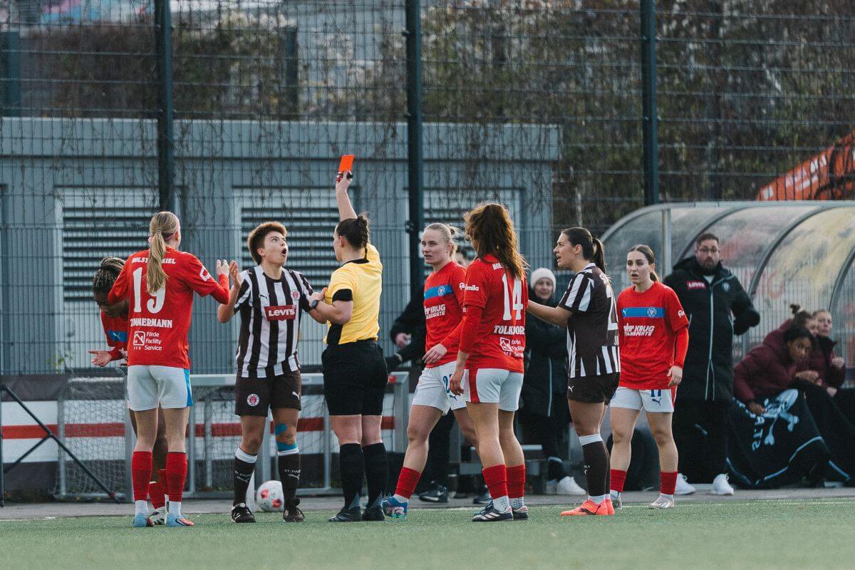 Rote Karte für Carlotta Kuhnert (FC St. Pauli beim Spiel gegen Holstein Kiel. // (c) @eddy.photogr