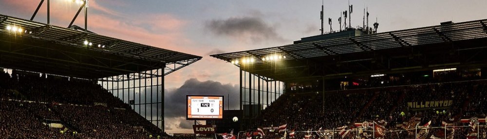 Stadiontotale des Millerntor Stadions beim Spiel FC St. Pauli - 1. FC Heidenheim. Im Hintergrund die Anzeigentafel mit dem zwischenzeitlichen Spielstand von 1:0. // (c) Stefan Groenveld