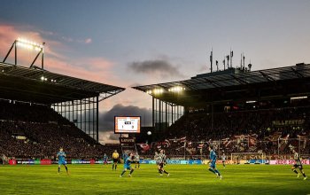 Stadiontotale des Millerntor Stadions beim Spiel FC St. Pauli - 1. FC Heidenheim. Im Hintergrund die Anzeigentafel mit dem zwischenzeitlichen Spielstand von 1:0. // (c) Stefan Groenveld