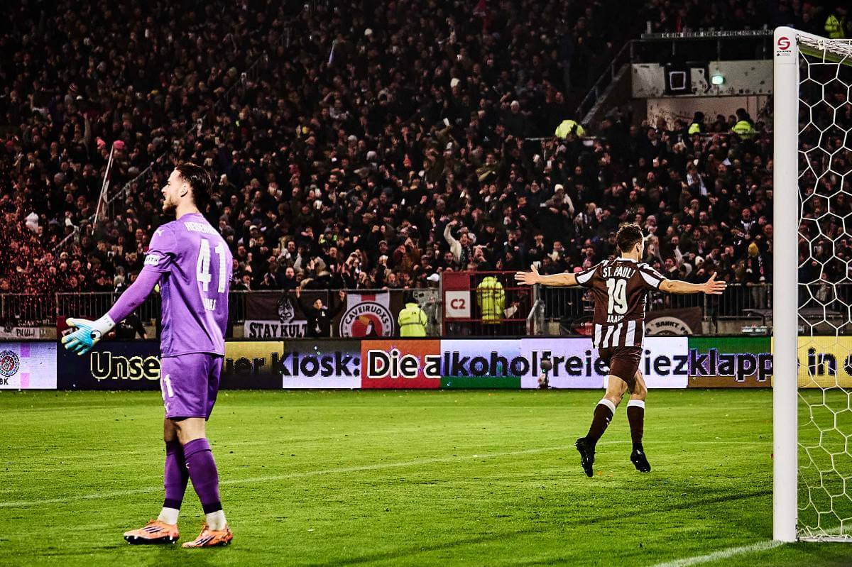 Martijn Kaars (FC St. Pauli) bejubelt seinen Treffer zum 2:0 gegen den 1. FC Heidenheim, 13.12.2025, Millerntor. // (c) Stefan Groenveld