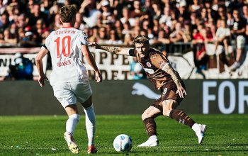 Eric Smith (FC St. Pauli) fixiert den Ball gegen Paul Wanner (1. FC Heidenheim)