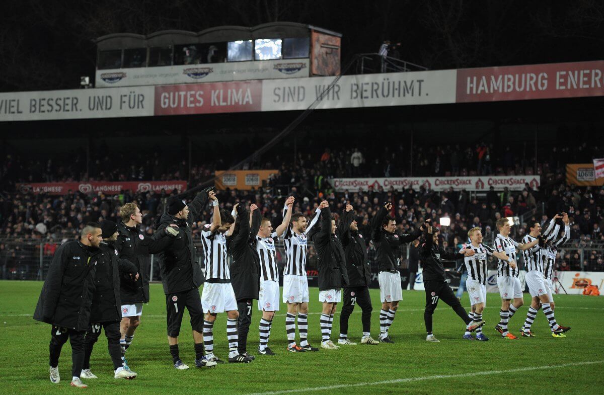 Jubel nach dem Heimsieg des FC St. Pauli gegen Eintracht Frankfurt am 19. Dezember 2011 am Millerntor, die Spieler stehen vor der Südkurve. // (c) Stuart Franklin/Bongarts/Getty Images via OneFootball
