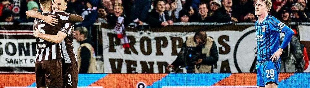 Hamburg, Deutschland, 13.12.2025, Millerntor-Stadion, Fußball, Bundesliga, FC St. Pauli - 1. FC Heidenheim Hauke Wahl und Karol Mets jubeln nach Abpfiff der Partie gegen den 1. FC Heidenheim. Copyright: Stefan Groenveld