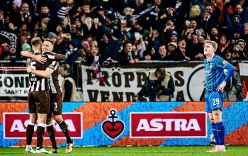Hamburg, Deutschland, 13.12.2025, Millerntor-Stadion, Fußball, Bundesliga, FC St. Pauli - 1. FC Heidenheim Hauke Wahl und Karol Mets jubeln nach Abpfiff der Partie gegen den 1. FC Heidenheim. Copyright: Stefan Groenveld