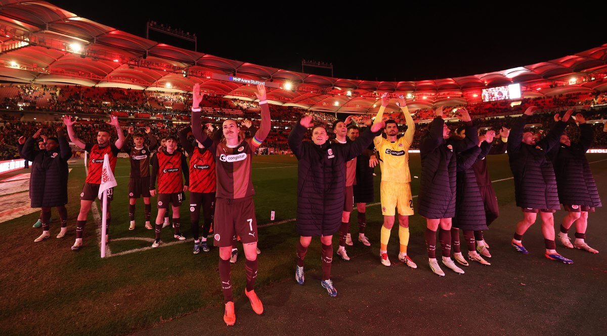 Jubel der FC St. Pauli-Spieler nach dem Auswärtssieg beim VfB Stuttgart am 21. Dezember 2024 vor der Gästekurve im Neckarstadion. // (c) Alexander Hassenstein/Getty Images via OneFootball