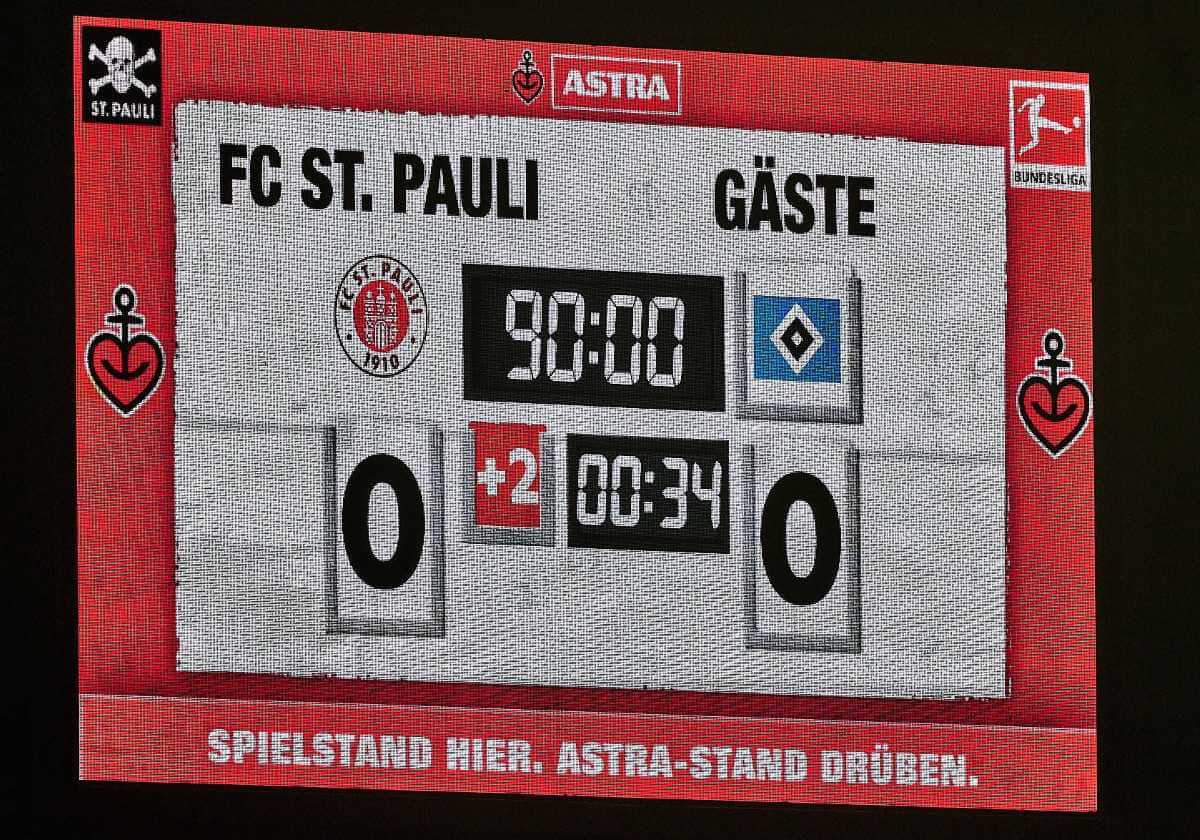 Anzeigetafel am Millerntor beim Spiel FC St. Pauli gegen Hamburger SV (0:0), inklusive Nachspielzeit. // (c) Stefan Groenveld