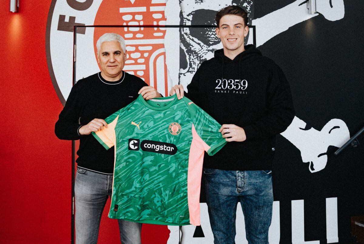Emil Gazdov zusammen mit Andreas Bornemann und einem Trikot des FC St. Pauli.