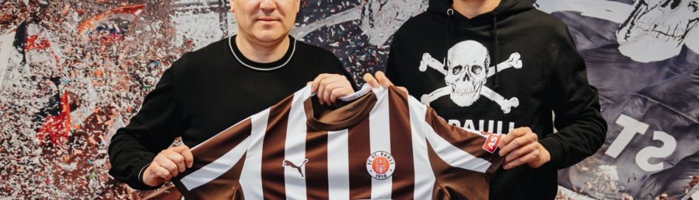 Andreas Bornemann und Neuzugang Taichi Hara mit dem Trikot des FC St. Pauli
