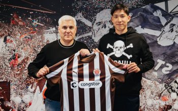 Andreas Bornemann und Neuzugang Taichi Hara mit dem Trikot des FC St. Pauli