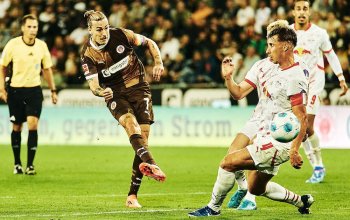 Ein Schussversuch von Jackson Irvine (FC St. Pauli) will Willi Orban (RaBa Leipzig) blocken.