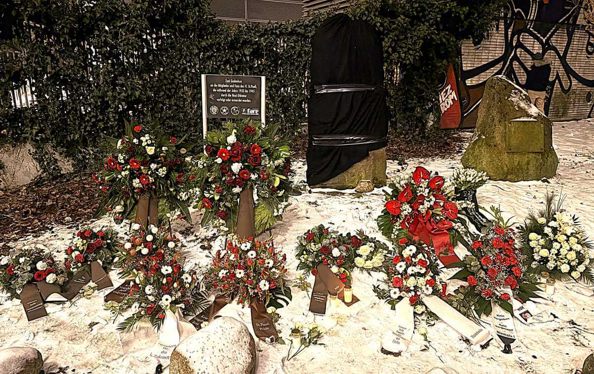 Kränze und Kerzen bei der Kranzniederlegung am Holocaust-Gedenktag auf dem Harald-Stender-Platz am Millerntor.