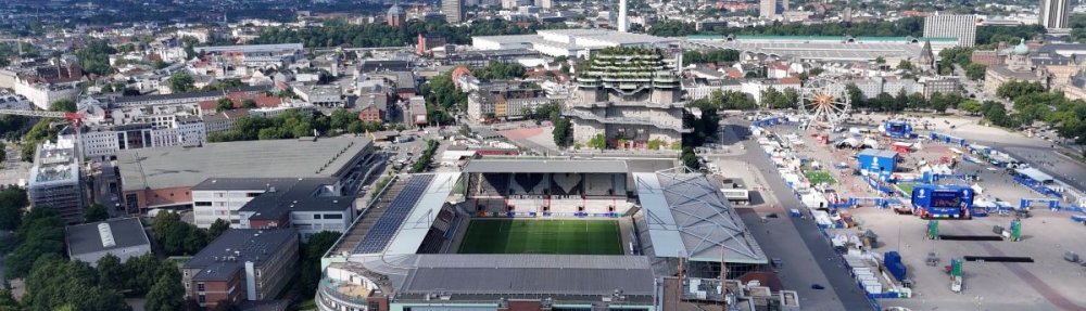 Luftbild des Millerntor-Stadions aus dem Süden aufgenommen, mit Heiligengeistfeld, Bunker, Rindermarkthalle und Fernsehturm. // (c) Raphael Kansky