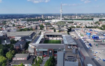 Luftbild des Millerntor-Stadions aus dem Süden aufgenommen, mit Heiligengeistfeld, Bunker, Rindermarkthalle und Fernsehturm. // (c) Raphael Kansky