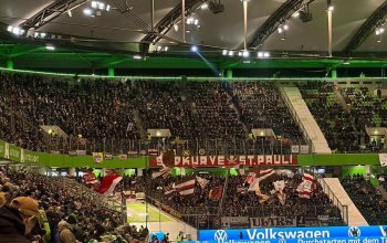 Blick aus dem Heimbereich des VfL Wolfsburg in den Gästeblock, gefüllt mit Fans des FC St. Pauli.