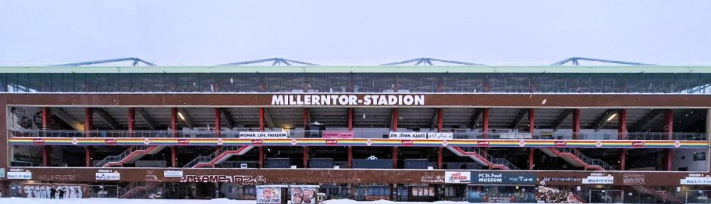 Die Gegengerade des Millerntor-Stadions vom Heiligengeistfeld aus im Schnee. 08.01.2026 (c) Tim-Eckhardt-Laub