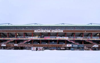 Die Gegengerade des Millerntor-Stadions vom Heiligengeistfeld aus im Schnee. 08.01.2026 (c) Tim-Eckhardt-Laub