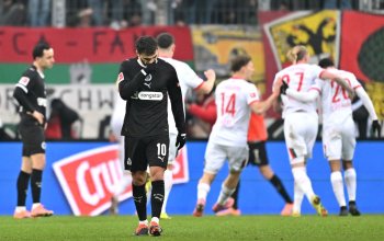 AUGSBURG, GERMANY - JANUARY 31: Danel Sinani of FC St. Pauli looks dejected after conceding the second goal during the Bundesliga match between FC Augsburg and FC St. Pauli at WWK-Arena on January 31, 2026 in Augsburg, Germany. (Photo by Sebastian Widmann/Getty Images)