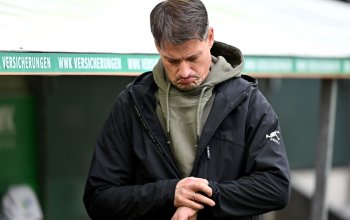 AUGSBURG, GERMANY - JANUARY 31: Head coach Alexander Blessin of FC St.Pauli looks at his watch prior to the Bundesliga match between FC Augsburg and FC St. Pauli at WWK-Arena on January 31, 2026 in Augsburg, Germany.