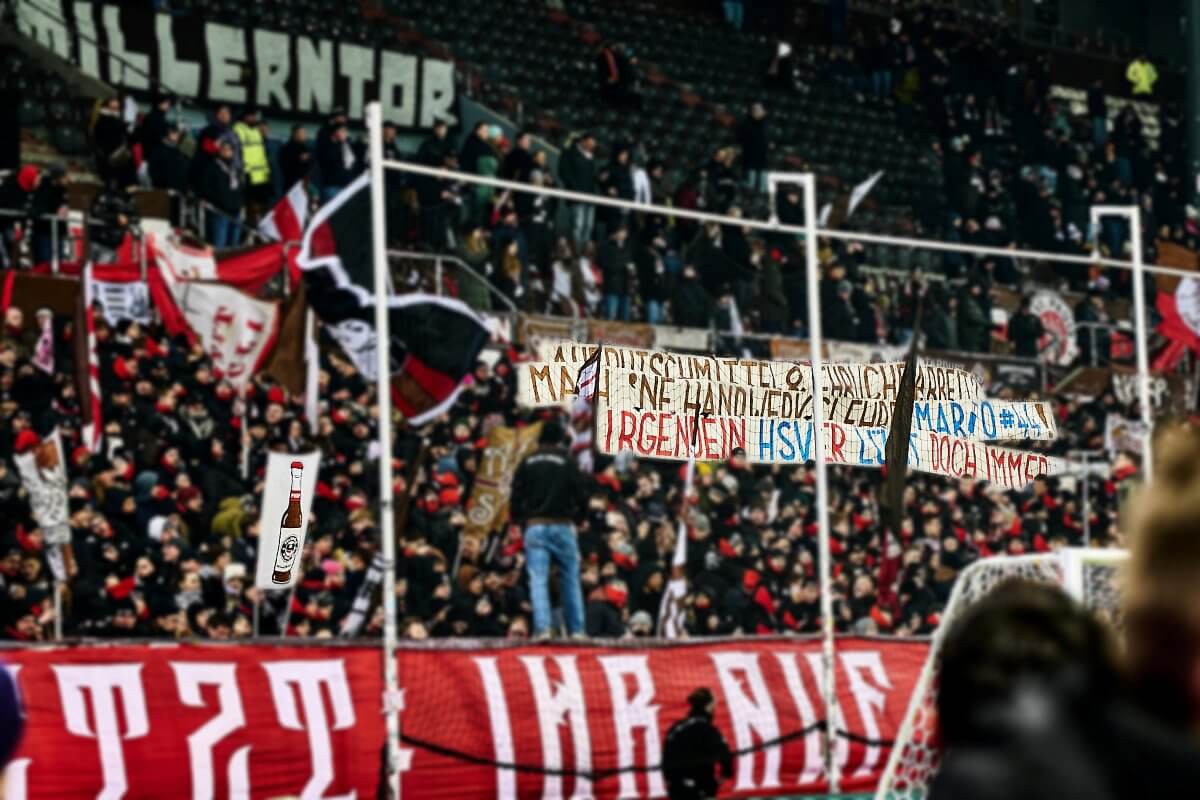 Tapete auf der Südkurve beim Spiel FC St. Pauli - Hamburger SVam 23. Januar 2025: "Aufputschmittel & Ehrliche Arbeit? - Mach 'ne Handwerkslehre, Mario #44! Irgendein HSVer lügt doch immer!" // (c) Stefan Groenveld