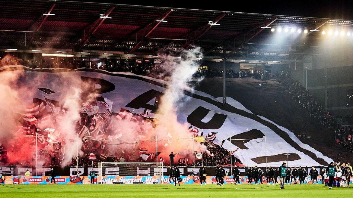 Derby: Eisig auf dem Platz, feurig drumherum