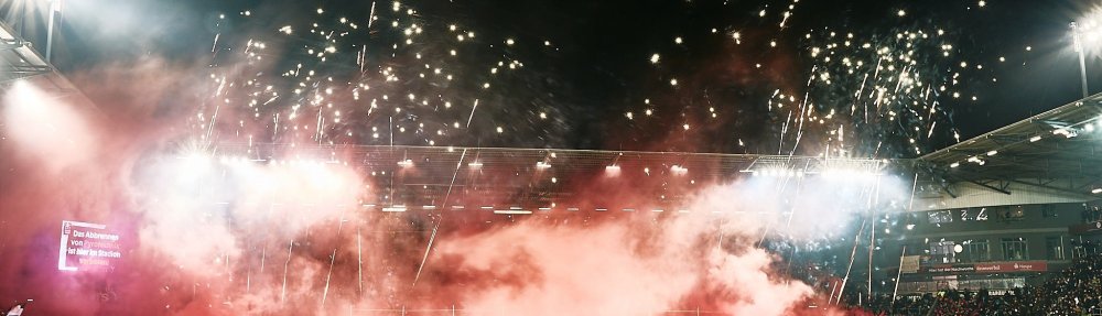 Feuerwerk der Südkurve zu Beginn der 2. Halbzeit des Spiels des FC St. Pauli gegen den Hamburger SV am 23. Januar 2026. // (c) Stefan Groenveld