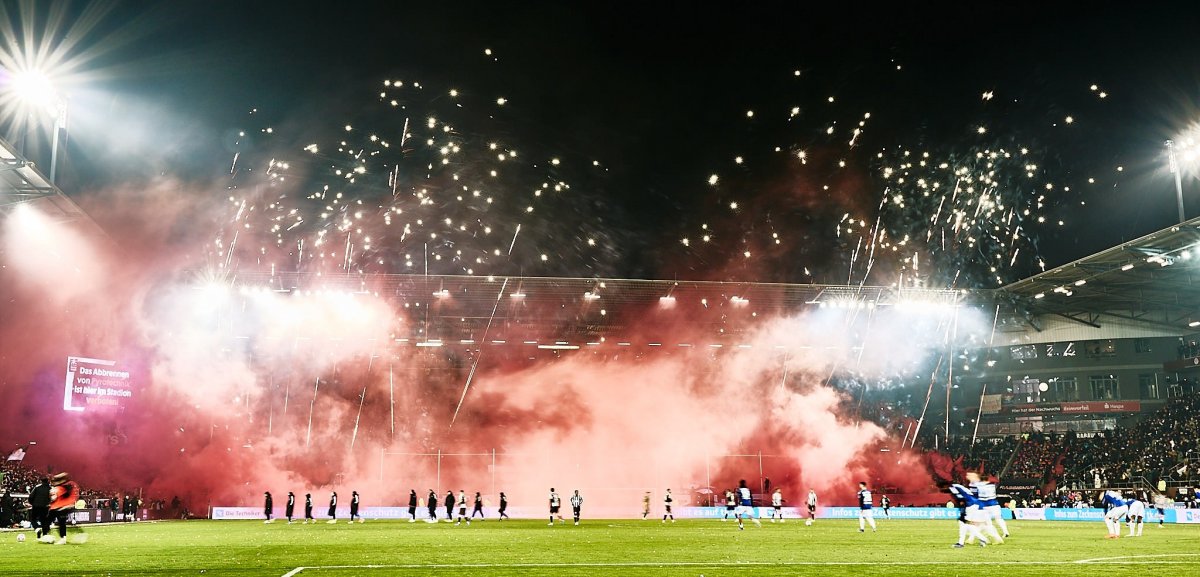 Feuerwerk der Südkurve zu Beginn der 2. Halbzeit des Spiels des FC St. Pauli gegen den Hamburger SV am 23. Januar 2026. // (c) Stefan Groenveld