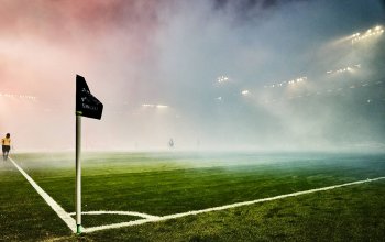 Blick von der Eckfahne auf das Spielfeld des Millerntors, welches in dicke Rauchschwaden gehüllt ist.