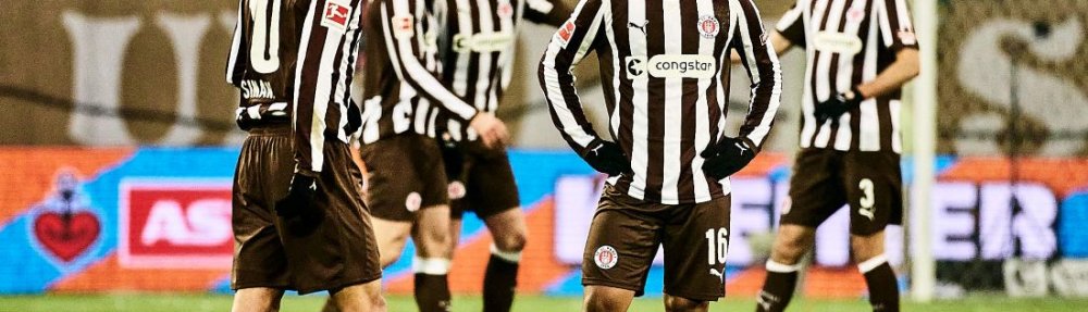 Hamburg, 23.01.2026, Millerntor-Stadion, Bundesliga, FC St. Pauli - Hamburger SV Joel Chima Fujita und weitere Spieler des FC St. Pauli sind enttäuscht nach dem 0:0 gegen den Hamburger SV. Copyright: Stefan Groenveld