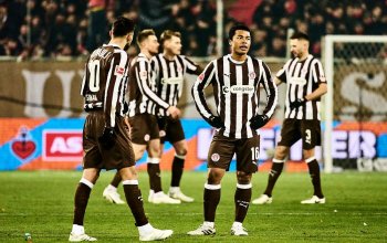 Hamburg, 23.01.2026, Millerntor-Stadion, Bundesliga, FC St. Pauli - Hamburger SV Joel Chima Fujita und weitere Spieler des FC St. Pauli sind enttäuscht nach dem 0:0 gegen den Hamburger SV. Copyright: Stefan Groenveld