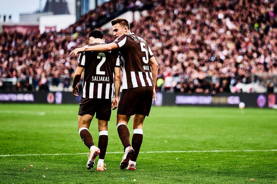 Hamburg, Deutschland, 27.09.2025, Millerntor-Stadion, FC St. Pauli - Bayer 04 Leverkusen Nach einem Gegentreffer für den FC St. Pauli erhält Manolis Saliakas aufmunternde Worte von Hauke Wahl. Copyright: Stefan Groenveld