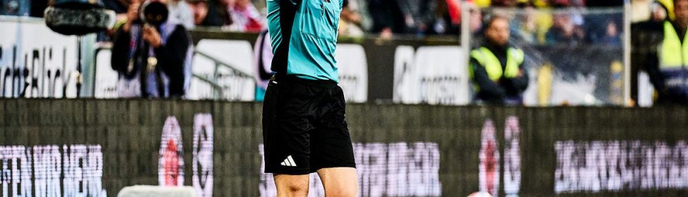 Schiedsrichter Matthias Jöllenbeck mit der Elfmeter-Entscheidung nach VAR-Eingriff beim Spiel FC St. Pauli - Borussia Dortmund am 23.08.2025 am Millerntor. // (c) Stefan Groenveld