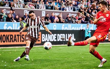 Hamburg, Deutschland, 14.09.2025, Millerntor-Stadion, FC St. Pauli - FC Augsburg Manolis Saliakas (FC St. Pauli) schlägt eine Flanke im Spiel gegen den FC Augsburg. Copyright: Stefan Groenveld