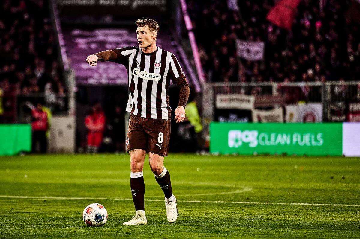 Eric Smith (FC St. Pauli) gibt Anweisungen während der Partie gegen den 1. FC Heidenheim. 13.12.2025, Millerntor-Stadion. // (c) Stefan Groenveld