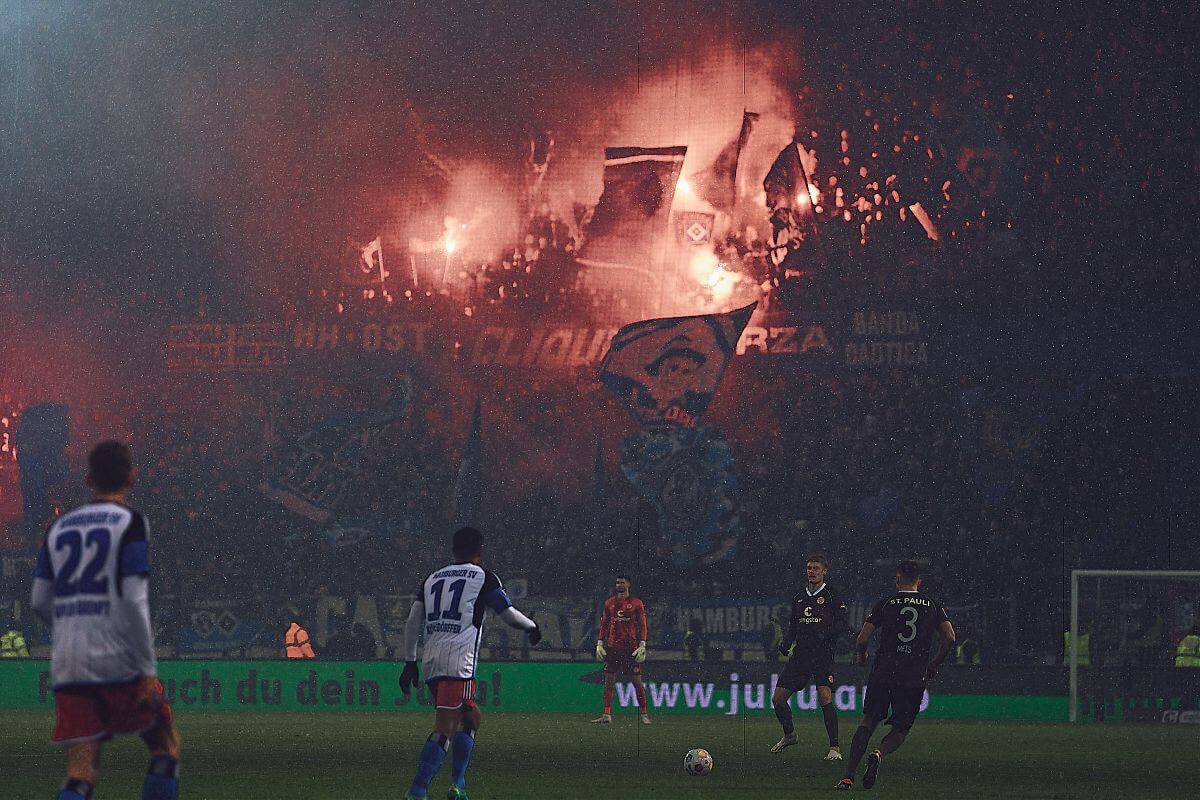 Szene aus dem letzten Derby am Millerntor, im Hintergrund der von pyro erleuchtete Gästeblock. // (c) Stefan Groenveld