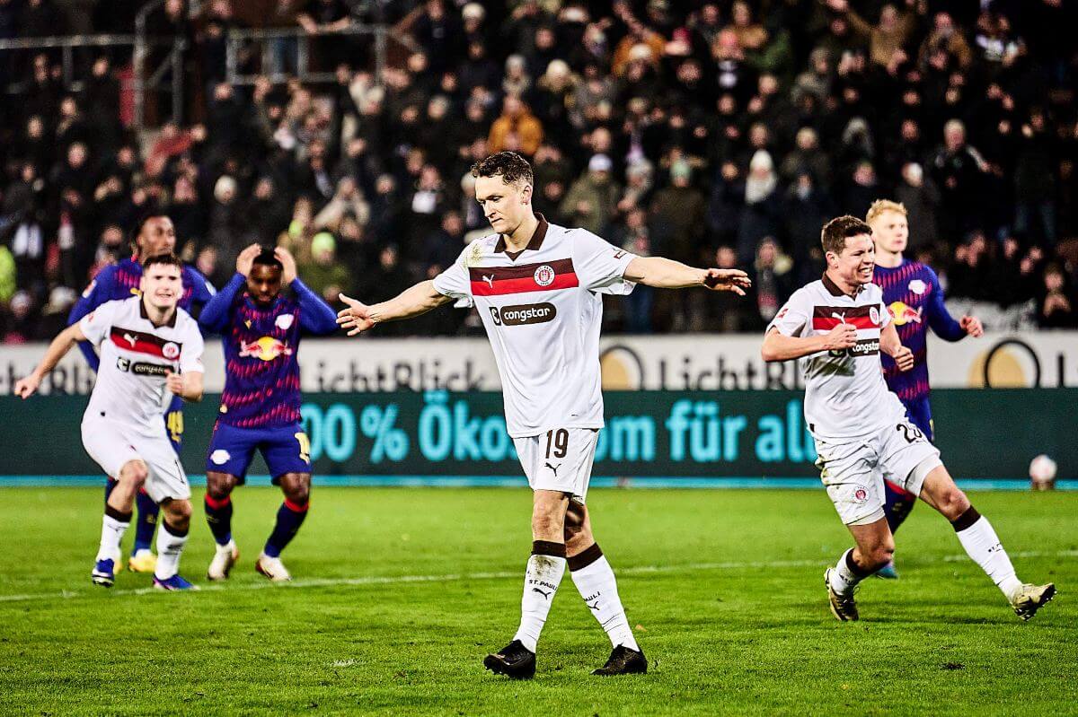 Martijn Kaars (FC St. Pauli) nach seinem Tor gegen Rasenballsport Leipzig am Millerntor, 27.01.2026 // (c) Stefan Groenveld