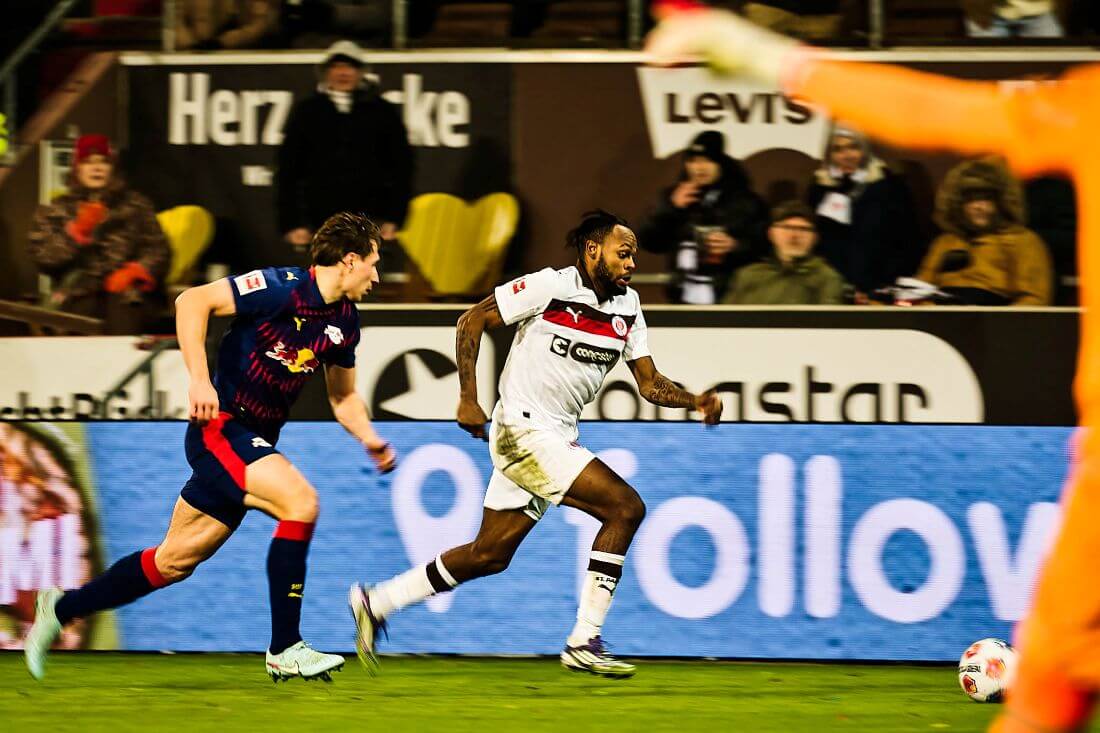 Hamburg, Deutschland, 27.01.2026, Bundesliga, Fussball, Millerntor-Stadion, FC St. Pauli - Leipzig Ricky-Jade Jones (FC St. Pauli) im Laufduell mit Willi Orban (Leipzig). Copyright: Stefan Groenveld