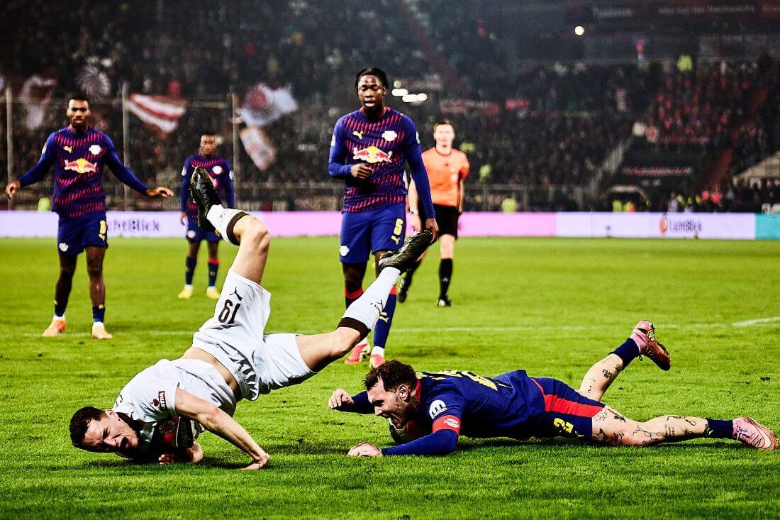 Hamburg, Deutschland, 27.01.2026, Bundesliga, Fussball, Millerntor-Stadion, FC St. Pauli - Leipzig Martijn Kaars (FC St. Pauli) wird von David Raum elfmeter-reif gefoult. Copyright: Stefan Groenveld