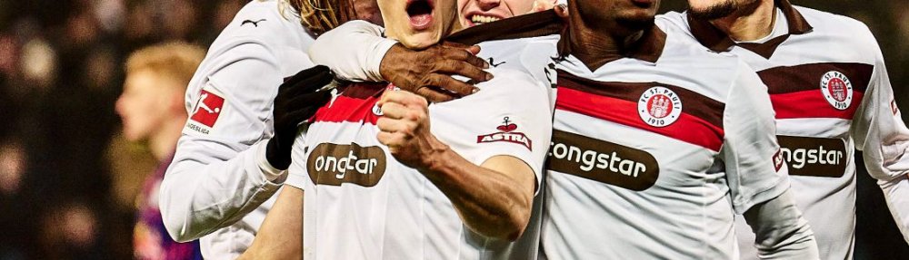 Hamburg, Deutschland, 27.01.2026, Bundesliga, Fussball, Millerntor-Stadion, FC St. Pauli - Leipzig Martijn Kaars freut sich zusammen mit anderen Spielern des FC St. Pauli über seinen Treffer zum 1:1 gegen Leipzig. Copyright: Stefan Groenveld