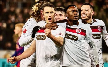 Hamburg, Deutschland, 27.01.2026, Bundesliga, Fussball, Millerntor-Stadion, FC St. Pauli - Leipzig Martijn Kaars freut sich zusammen mit anderen Spielern des FC St. Pauli über seinen Treffer zum 1:1 gegen Leipzig. Copyright: Stefan Groenveld